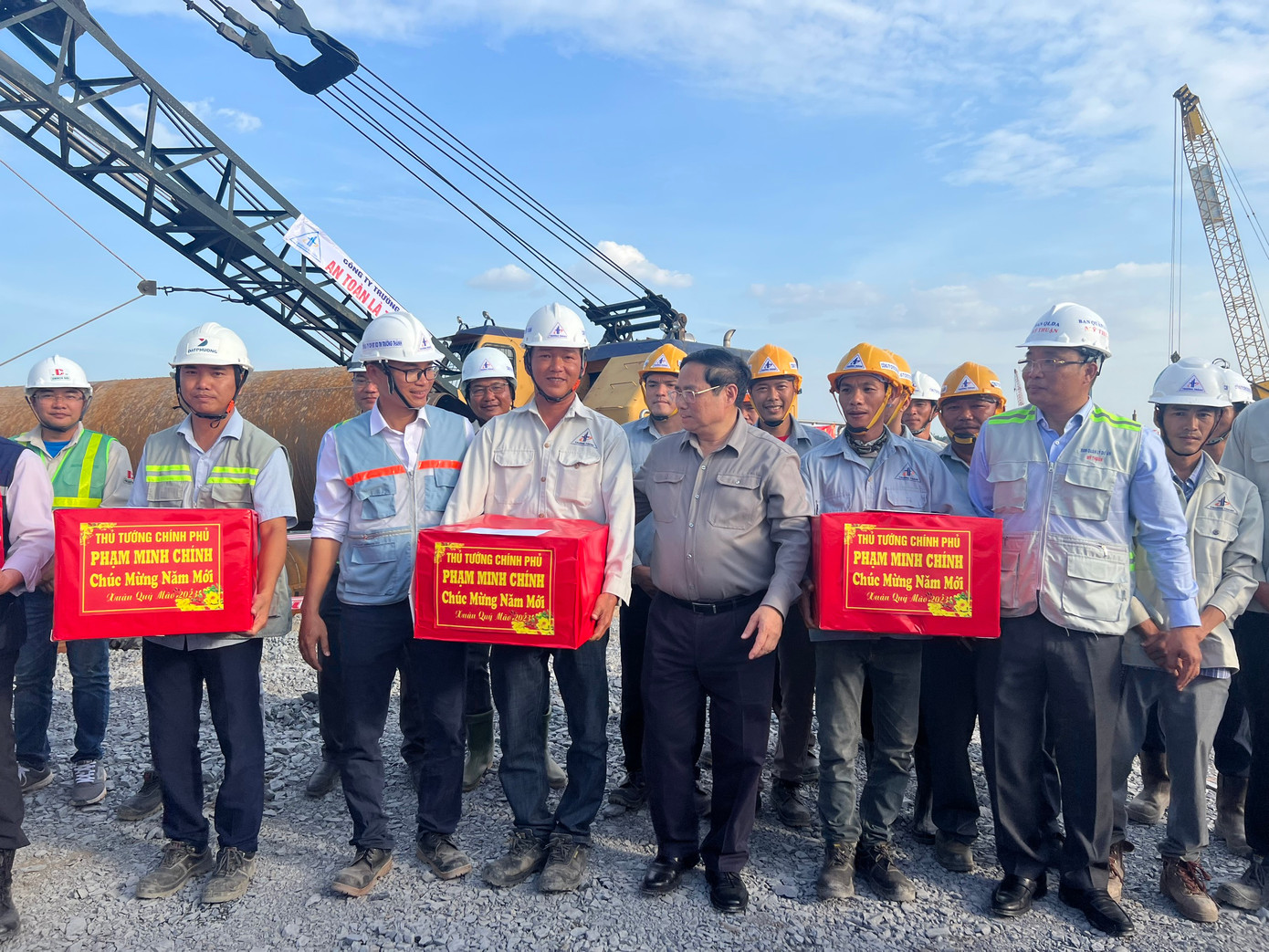Thủ tướng Phạm Minh Chính chúc tết và tặng quà cho cán bộ công nhân trên công trường. Thủ tướng Phạm Minh Chính chúc tết và tặng quà cho cán bộ công nhân trên công trường.
