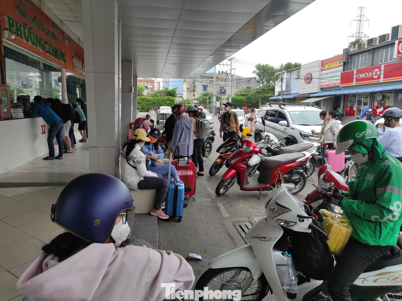 Bến xe Miền Tây nhộn nhịp trong ngày nghỉ cuối của đợt nghỉ Tết.