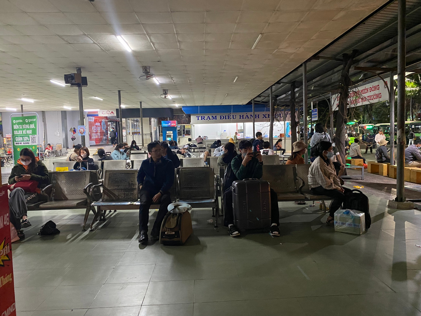 Đại diện bến xe Miền Đông (quận Bình Thạnh) cho biết, trong ngày mùng 5 Tết (26/1), có khoảng 4.000 đến 5.000 khách từ các tỉnh về bến xe. Ngày mùng 6 Tết, lượng khách về bến xe đã giảm đôi chút.