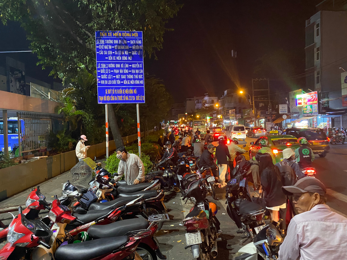 Khu vực phía bên trong và bên ngoài bến xe đều tấp nập.