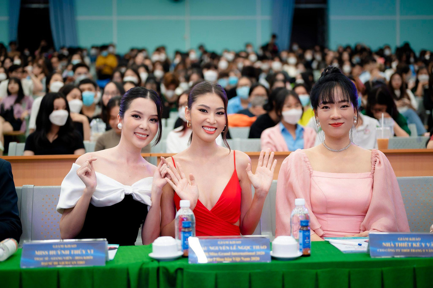 Tại bán kết Hoa khôi Sinh viên TDU, Á hậu Ngọc Thảo và Hoa khôi Thúy Vi đóng vai trò thành viên ban giám khảo. Với kinh nghiệm thi sắc đẹp trong nước và quốc tế, cả hai đã dành cho các thí sinh những lời khuyên bổ ích.