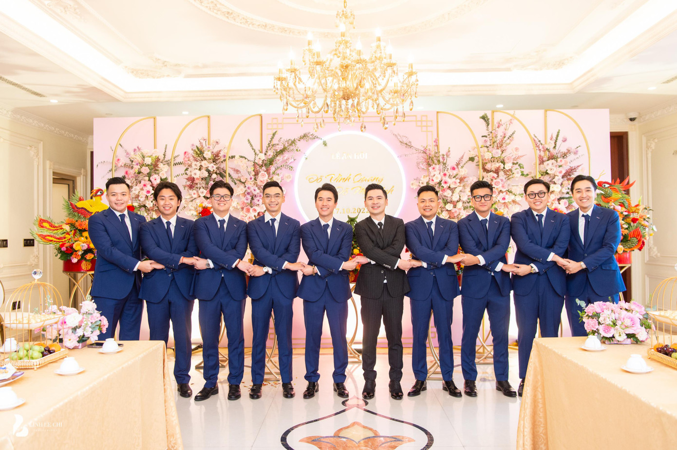 Chú rể Đỗ Vinh Quang và dàn bê tráp nhà trai hào hứng trước giờ di chuyển sang nhà gái làm lễ ăn hỏi.