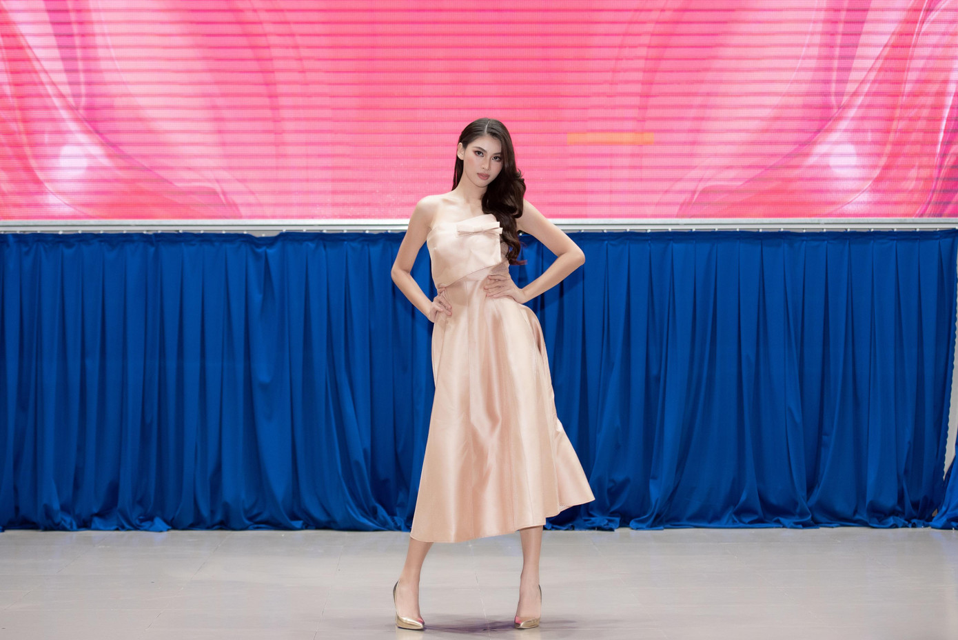 Tại chương trình, Mai Phương và Ngọc Thảo cũng đã có màn trình diễn catwalk để khích lệ tinh thần các bạn sinh viên mạnh dạn đăng ký tham dự Hoa hậu Việt Nam 2022.