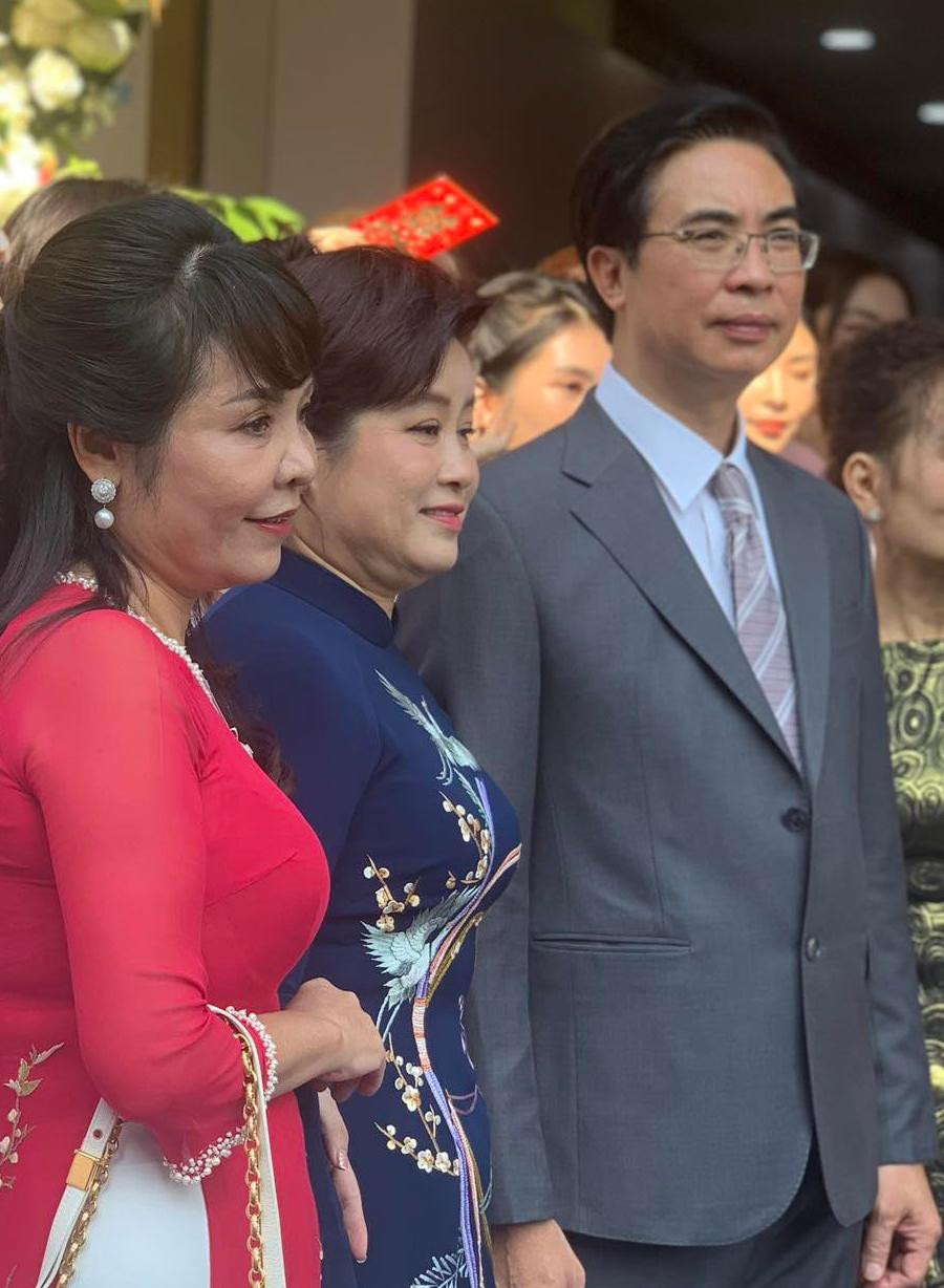 Nhận xét về con rể, ông Đỗ Ngọc Giao nhấn mạnh Vinh Quang là chàng trai ngoan, hiền, sống tình cảm và chu đáo. Hai gia đình có sự tương đồng về truyền thống và nếp sống ở Hà Thành. “Đây là ngày vui của hai bên gia đình và những người yêu mến Đỗ Mỹ Linh”, ông Đỗ Ngọc Giao bộc bạch. Ảnh: Trọng Tài.