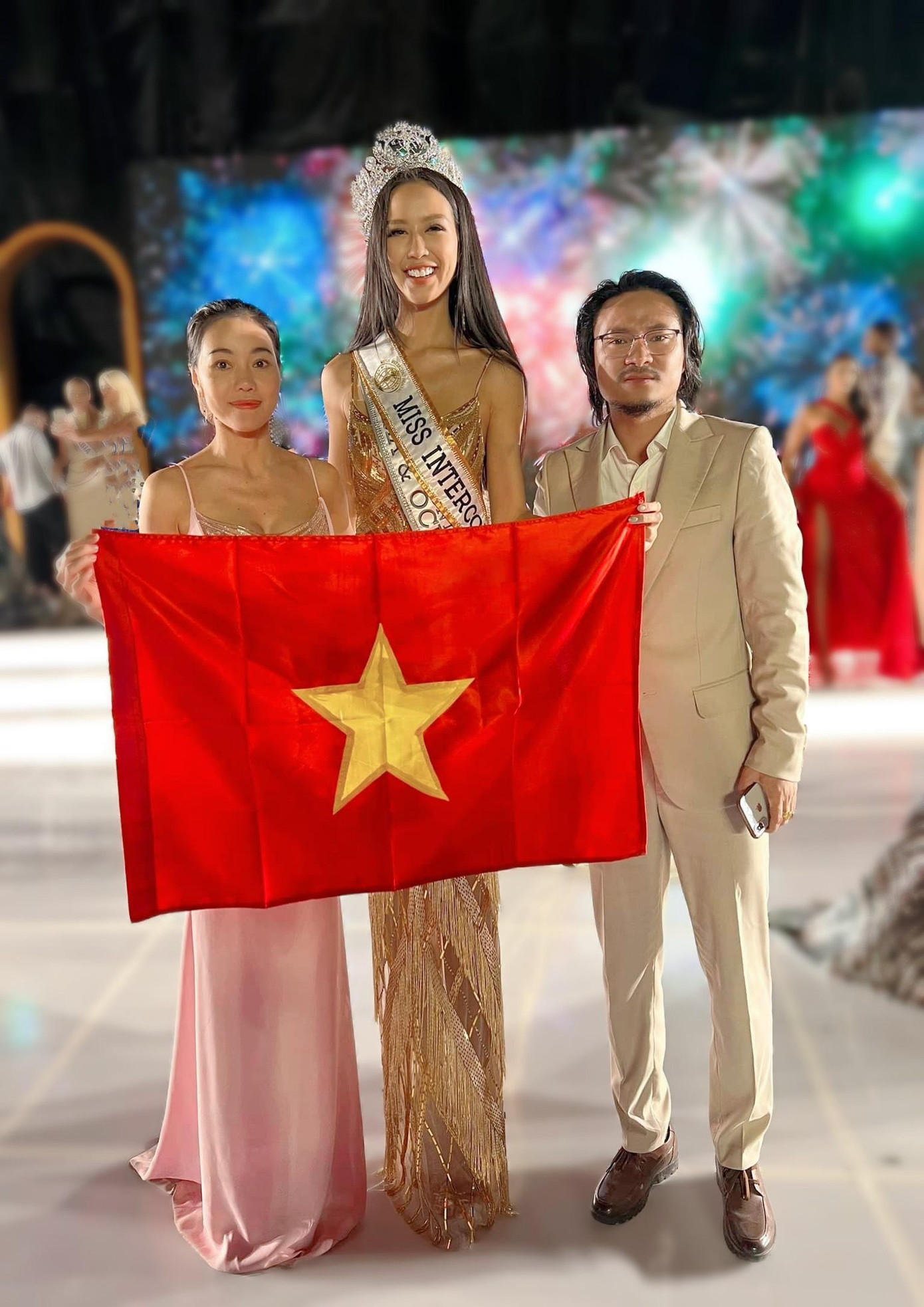 Bà Phạm Kim Dung – chủ tịch Miss Intercontinental Vietnam cùng đạo diễn Hoàng Nhật Nam có mặt trong đêm chung kết cổ vũ Bảo Ngọc. Ảnh: FBNV.
