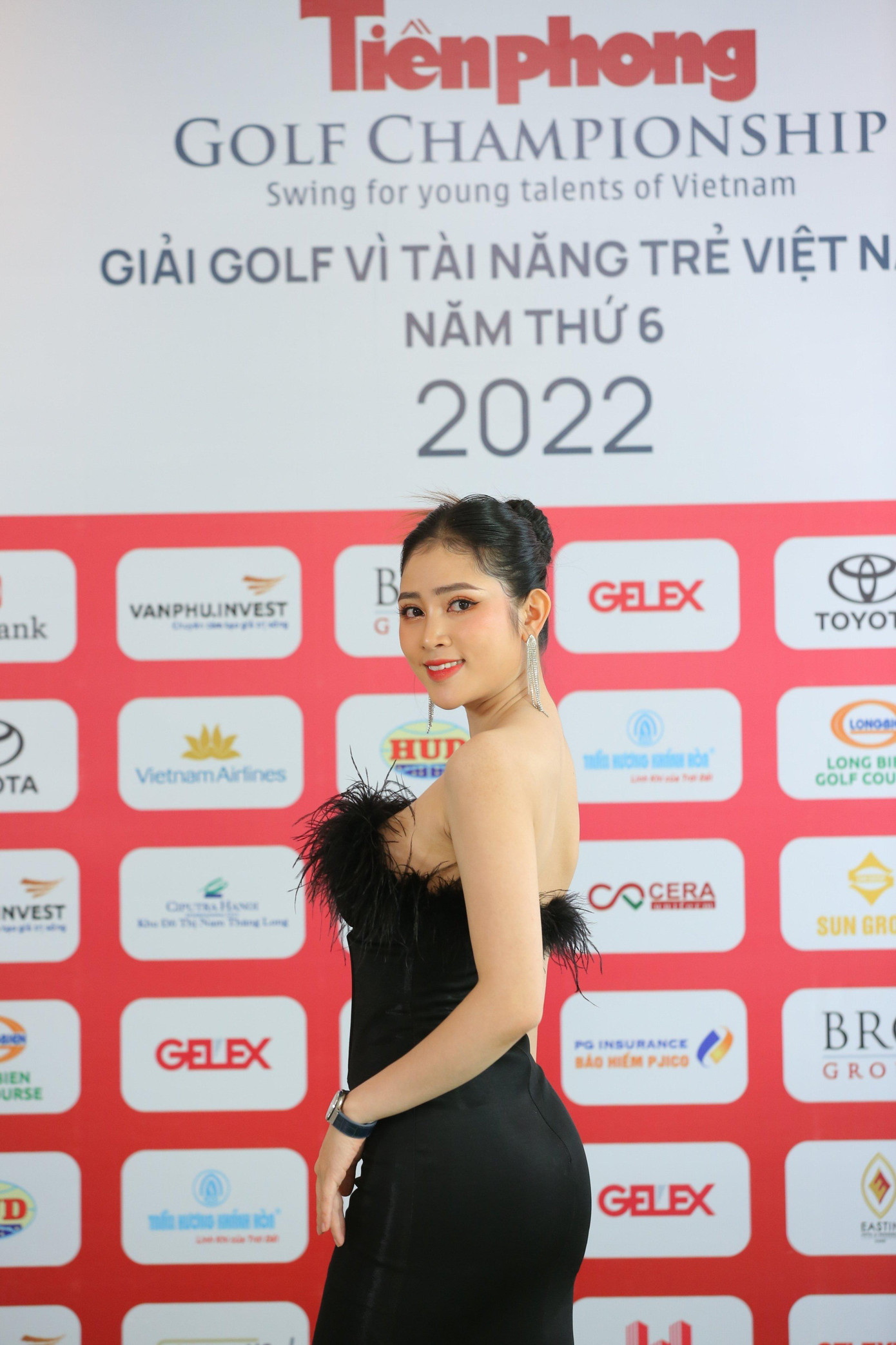 Người đẹp, diễn viên Lương Thanh Hằng diện váy đen khoe vai trần quyến rũ. Người đẹp, diễn viên Lương Thanh Hằng diện váy đen khoe vai trần quyến rũ.