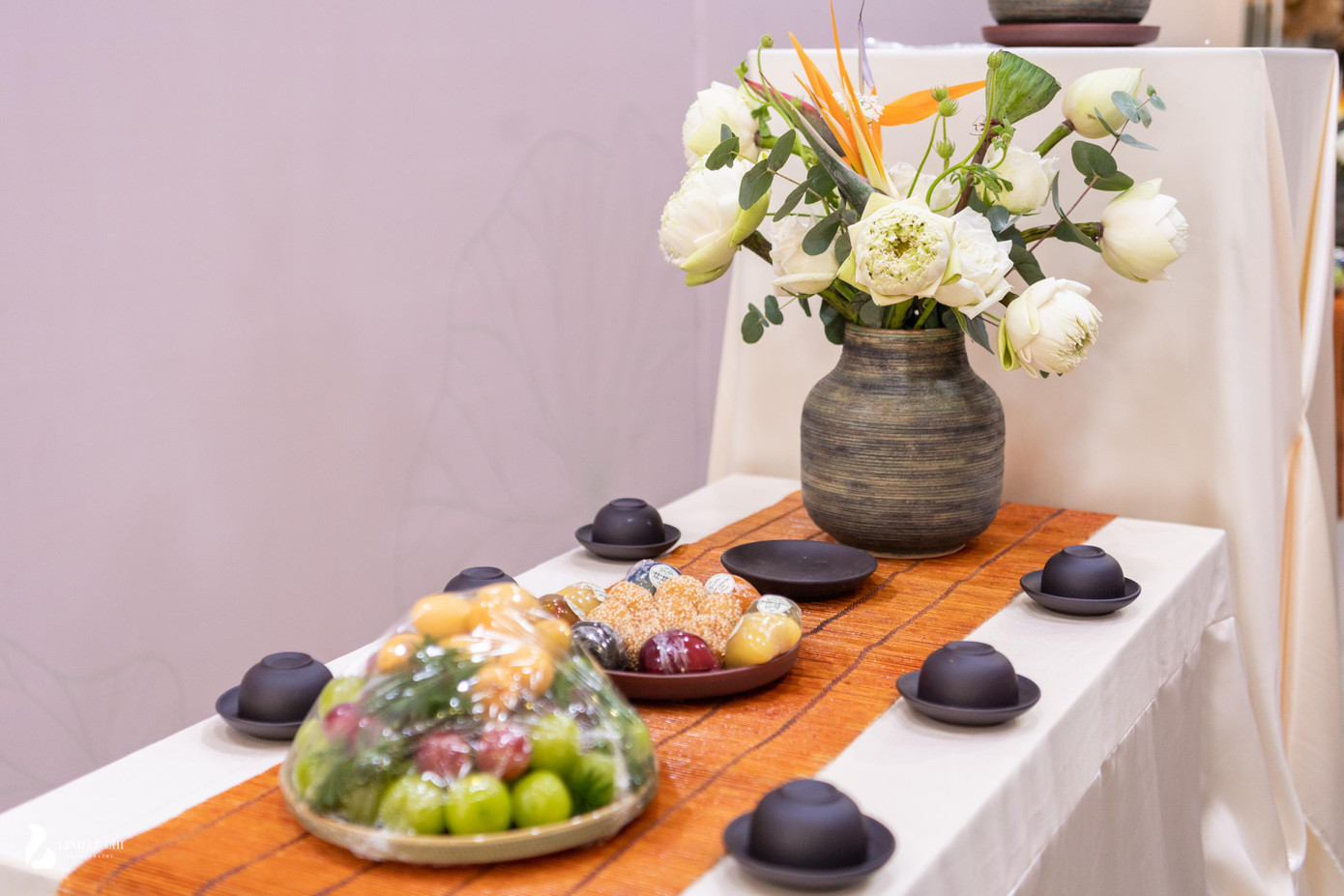 Do diện tích khá nhỏ nên nhà cô dâu được trang trí đơn giản, sang trọng. Bên trong, bàn trà đón khách được trang trí theo phong cách cổ điển với hoa sen, bình gốm cổ.