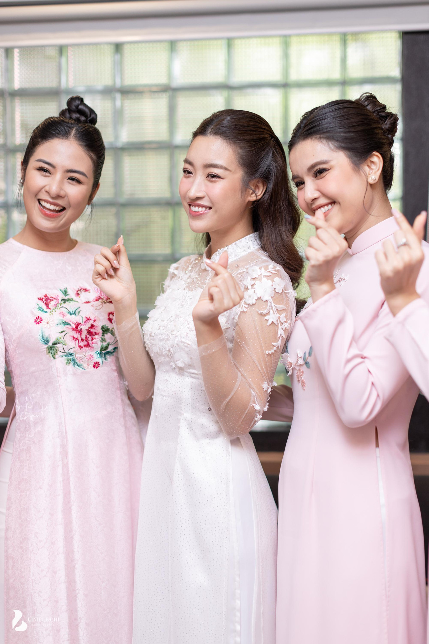 Hoa hậu Ngọc Hân dành nhiều tâm huyết thiết kế áo dài cho lễ ăn hỏi của đàn em Đỗ Mỹ Linh.