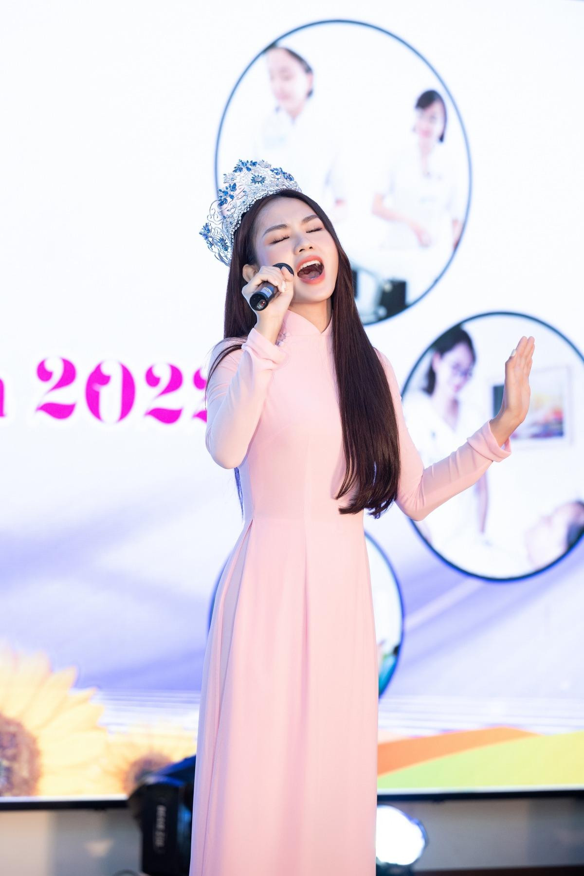 Mai Phương hát tặng các nữ y, bác sĩ nhân ngày 20/10. Ảnh: Sen Vàng.