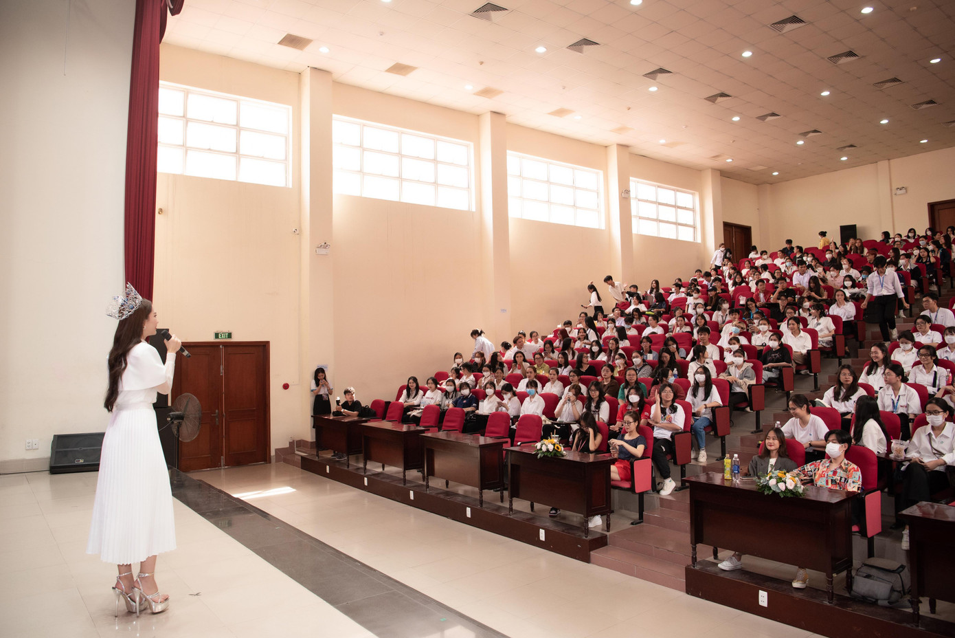 Cô chia sẻ: "Trước khi đi thi Miss World Vietnam 2022, Mai Phương cũng băn khoăn và bị tác động bởi nhiều ý kiến, có những người cho rằng Phương không đủ cao, không có cơ hội vào top nhưng Mai Phương đã gạt bỏ tất cả và dành hết thời gian để nỗ lực trong cuộc thi. Nên các bạn đừng quan tâm đến những gì mọi người nói, hãy tập trung vào việc mình làm mà thôi”.