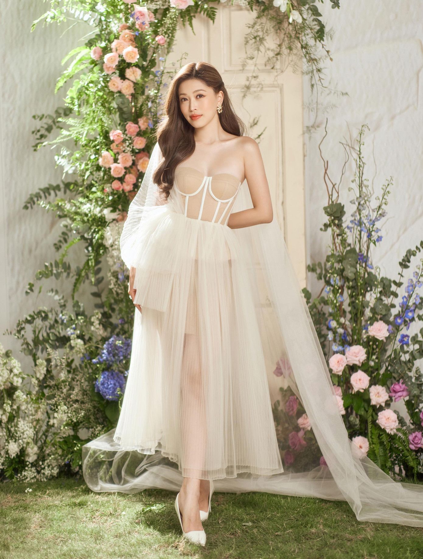 Ở bộ ảnh cưới thứ 2, Phương Nga diện váy cưới có kiểu dáng phá cách. Cô trang điểm nhẹ nhàng để tôn lên vẻ nữ tính, trong trẻo.