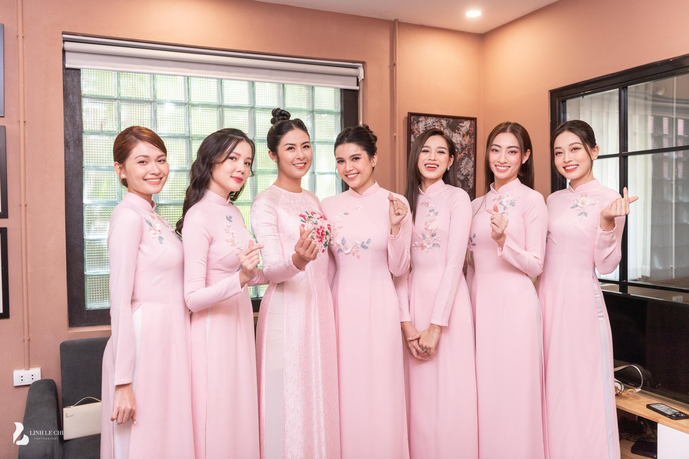 Hoa hậu Ngọc Hân, Đỗ Thị Hà, Lương Thùy Linh, Á hậu Phương Nga, Thùy Dung, Hoa khôi Thúy Vi nằm trong đội hình bê tráp cho lễ ăn hỏi của Hoa hậu Đỗ Mỹ Linh.