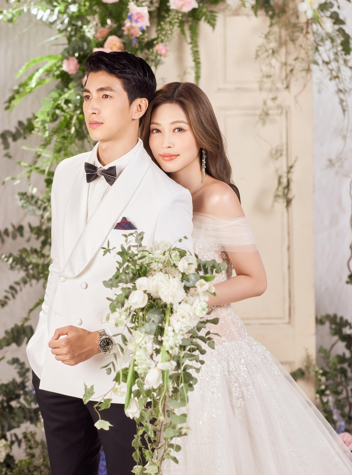 Trước đám cưới 5 ngày, Á hậu Phương Nga - diễn viên Bình An tung 2 bộ ảnh cưới mới thực hiện của họ. Đây là loạt ảnh được thực hiện trong studio. Trước đó, họ tung bộ ảnh cưới thực hiện ở đồi cát.