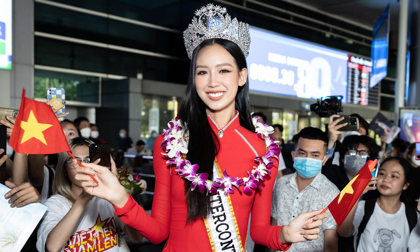 Chiều 16/10, Hoa hậu Bảo Ngọc trở về Việt Nam chỉ sau một ngày đăng quang Hoa hậu Liên lục địa 2022. Cô diện áo dài đỏ, đội vương miện, được fan chào đón tại sân bay Tân Sơn Nhất.