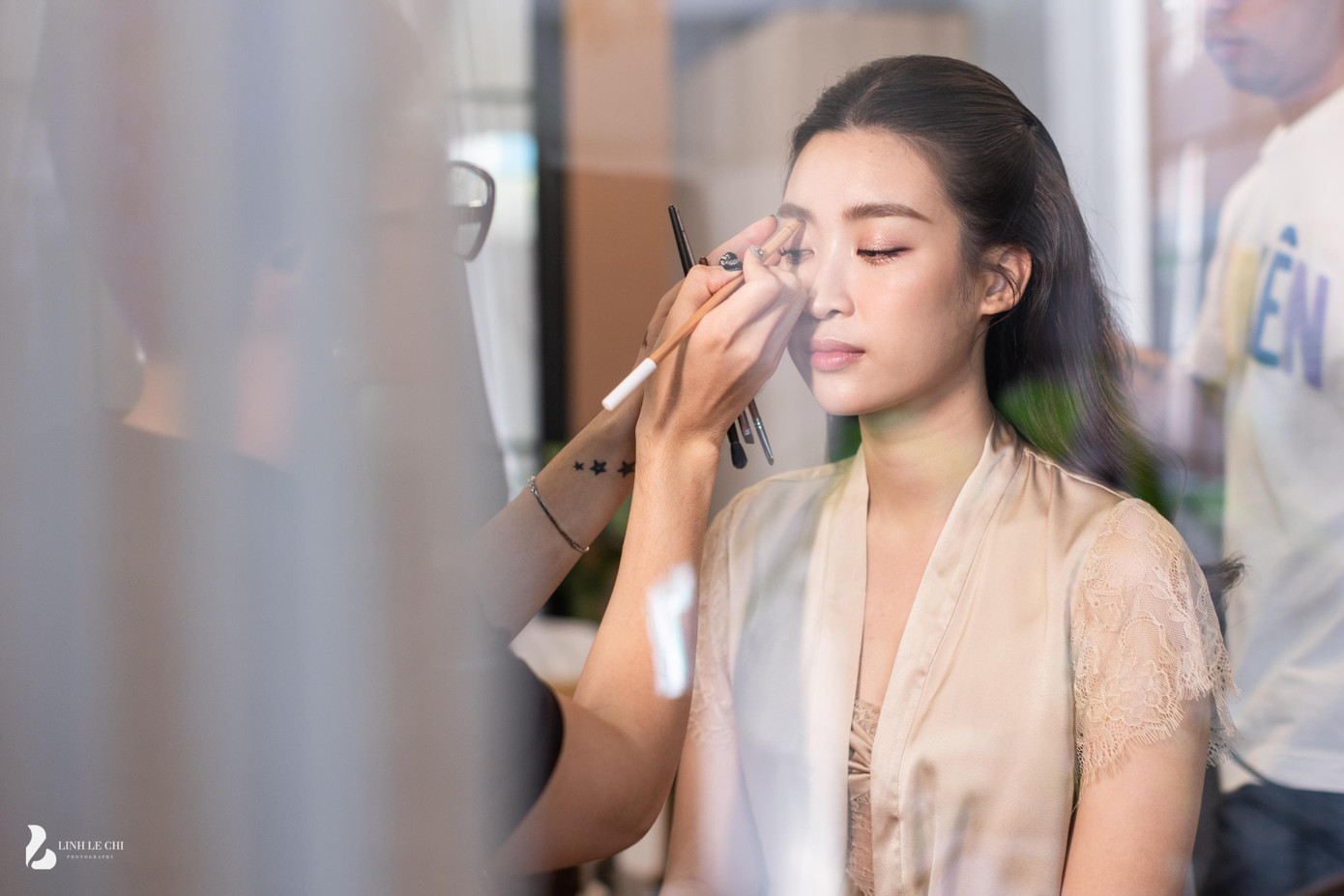 Đỗ Mỹ Linh trang điểm để chuẩn bị cho đám hỏi. Cô chọn phong cách trang điểm và làm tóc nhẹ nhàng, không cầu kỳ.