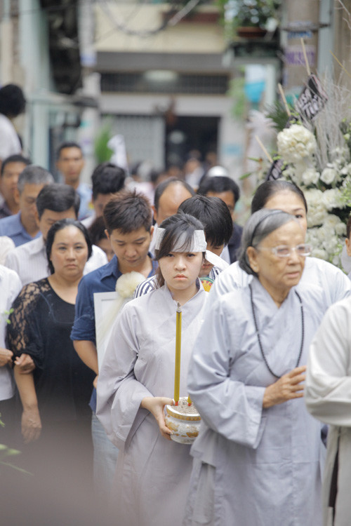 Em gái Wanbi Tuấn Anh là người cầm bát nhang đi trước linh cữu