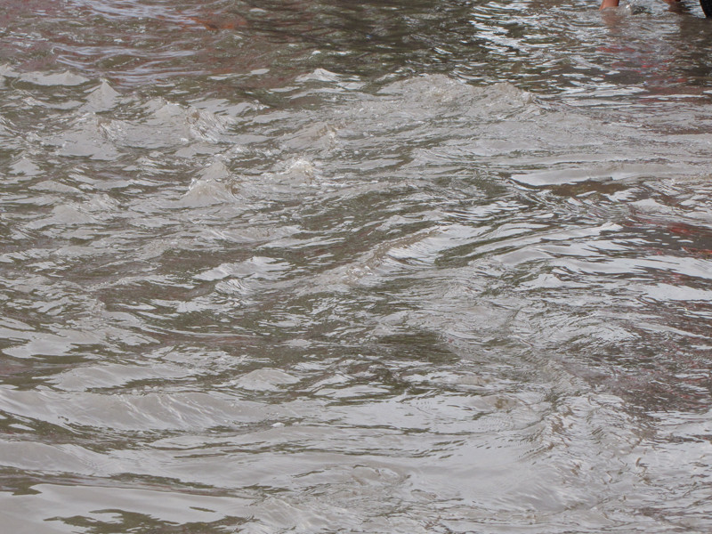 Sóng nước trên đường giống như sóng trên mặt sông. Ảnh: Trường Phong