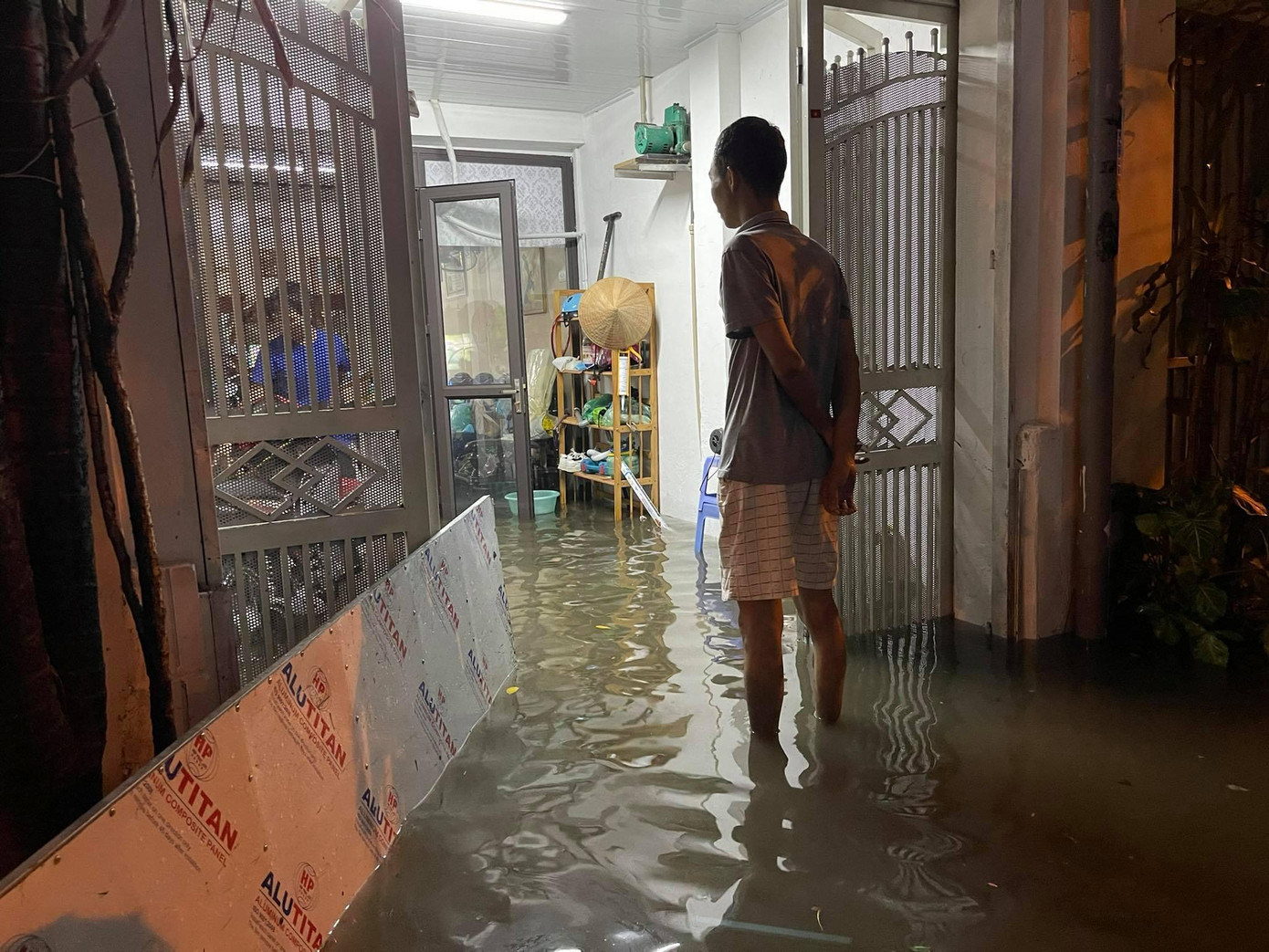 Nước tràn hết vào nhà. Ảnh Trọng Tài