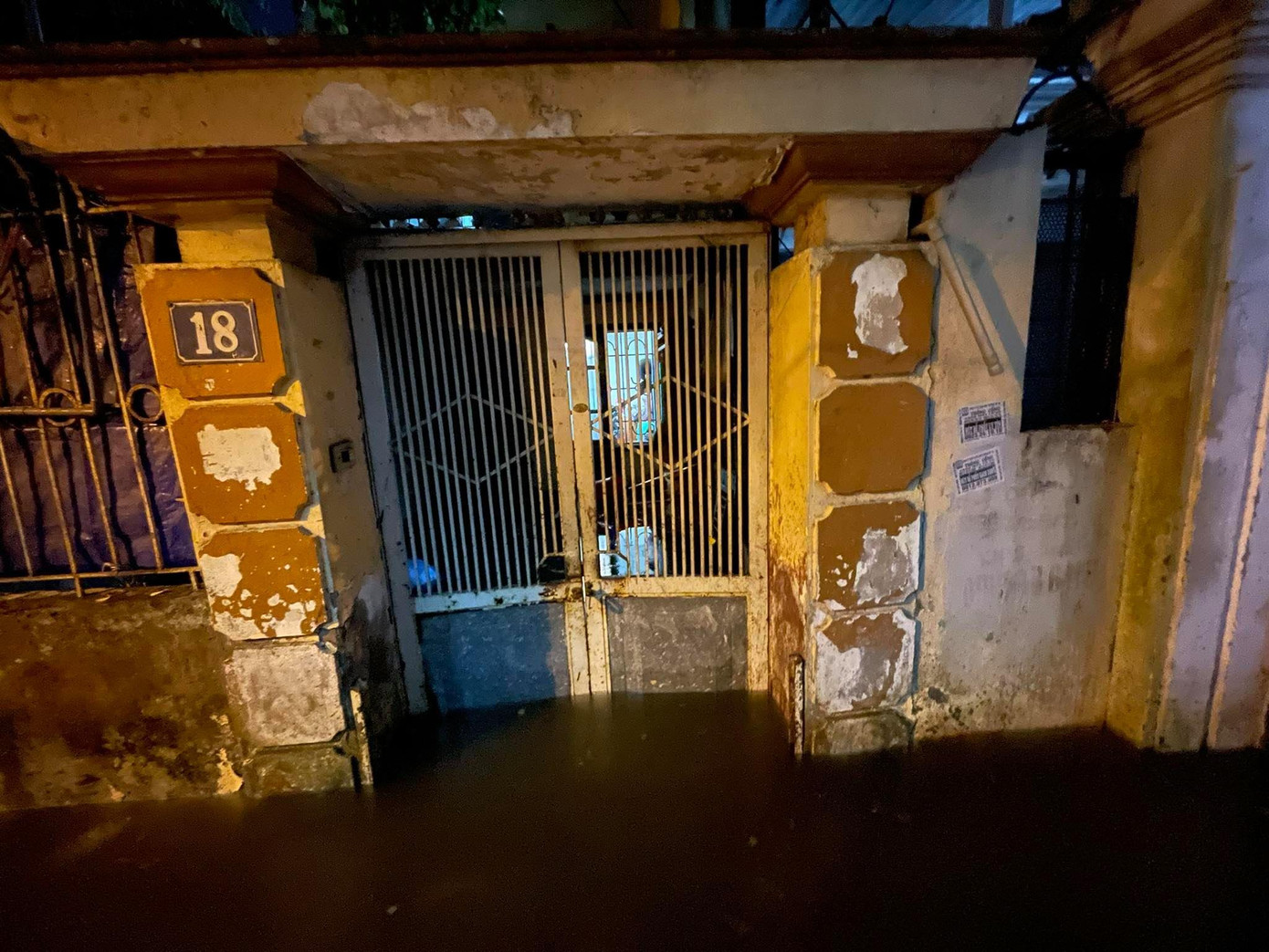 Nhà ngập sâu trong nước. Ảnh Trọng Tài