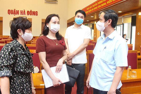 Bộ trưởng GD-ĐT Nguyễn Kim Sơn (ngoài cùng bên phải) trò chuyện với các cử tri Bộ trưởng GD-ĐT Nguyễn Kim Sơn (ngoài cùng bên phải) trò chuyện với các cử tri