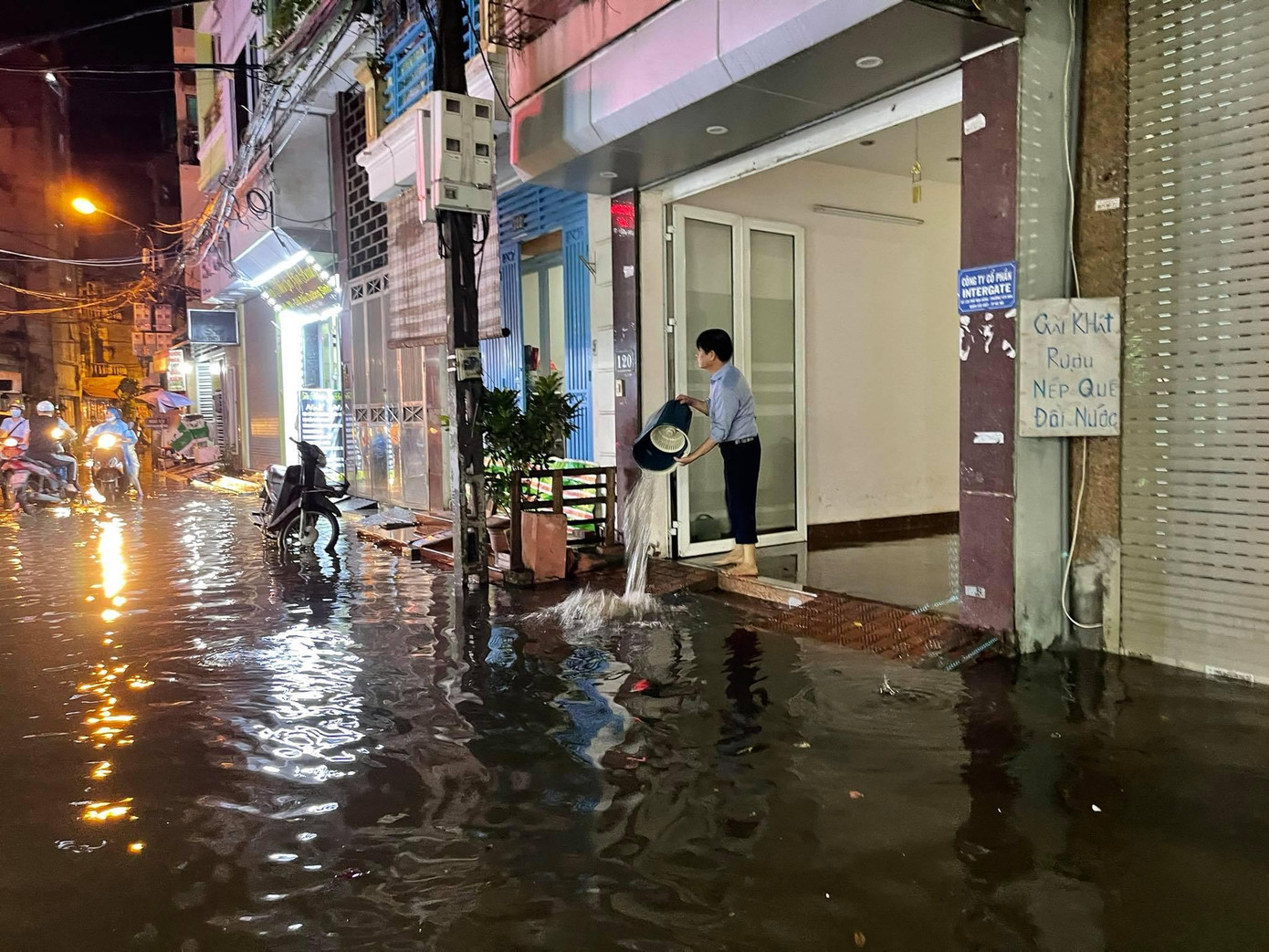 Người dân hì hụi tát nước. Ảnh Trọng Tài