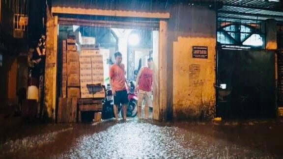 Mưa to kèm sấm chớp lớn khiến đường phố ngập lụt. Ảnh chụp trên phố Phương Mai. Mạnh Thắng