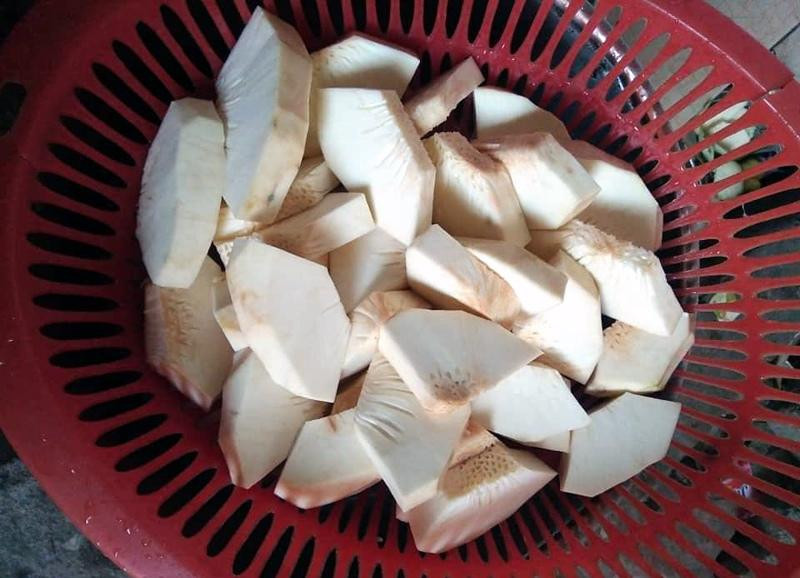 Sake được gọt vỏ, cắt miếng Sake được gọt vỏ, cắt miếng