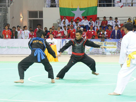 Nguyễn Duy Tuyến (đai xanh) trong trận chung kết. Ảnh: Nguyên Phong 