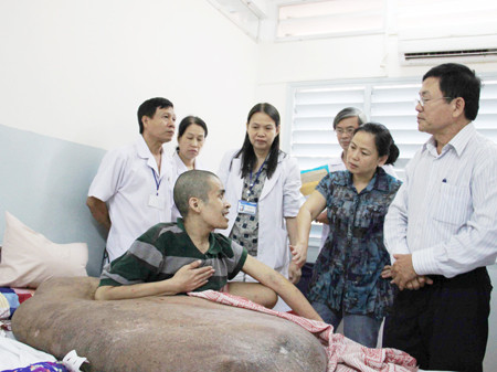 Bệnh nhân nguyễn Duy Hải với khối u 90kg lúc nhập viện để theo dõi. Bệnh nhân nguyễn Duy Hải với khối u 90kg lúc nhập viện để theo dõi