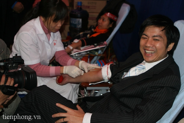 Ông Đoàn Công Huynh hiến máu tình nguyện