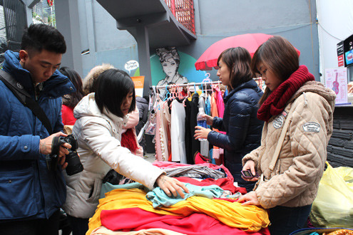 Gian hàng quần áo luôn thu hút các tín đồ thời trang