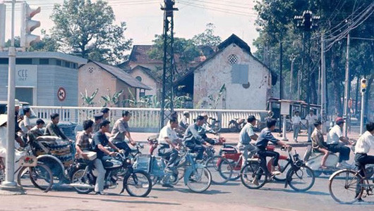 Một góc đường Sài Gòn với Solex, Vespa, Mobylette, Honda…