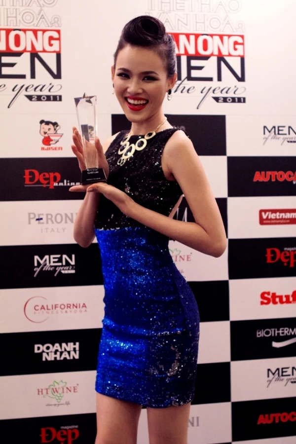 Tuyết Lan xinh tươi khoe giải thưởng 