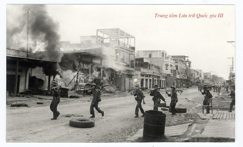 Quân giải phóng tiến vào giải phóng thị trấn Trảng Bom - Biên Hòa, năm 1975. Quân giải phóng tiến vào giải phóng thị trấn Trảng Bom - Biên Hòa, năm 1975.