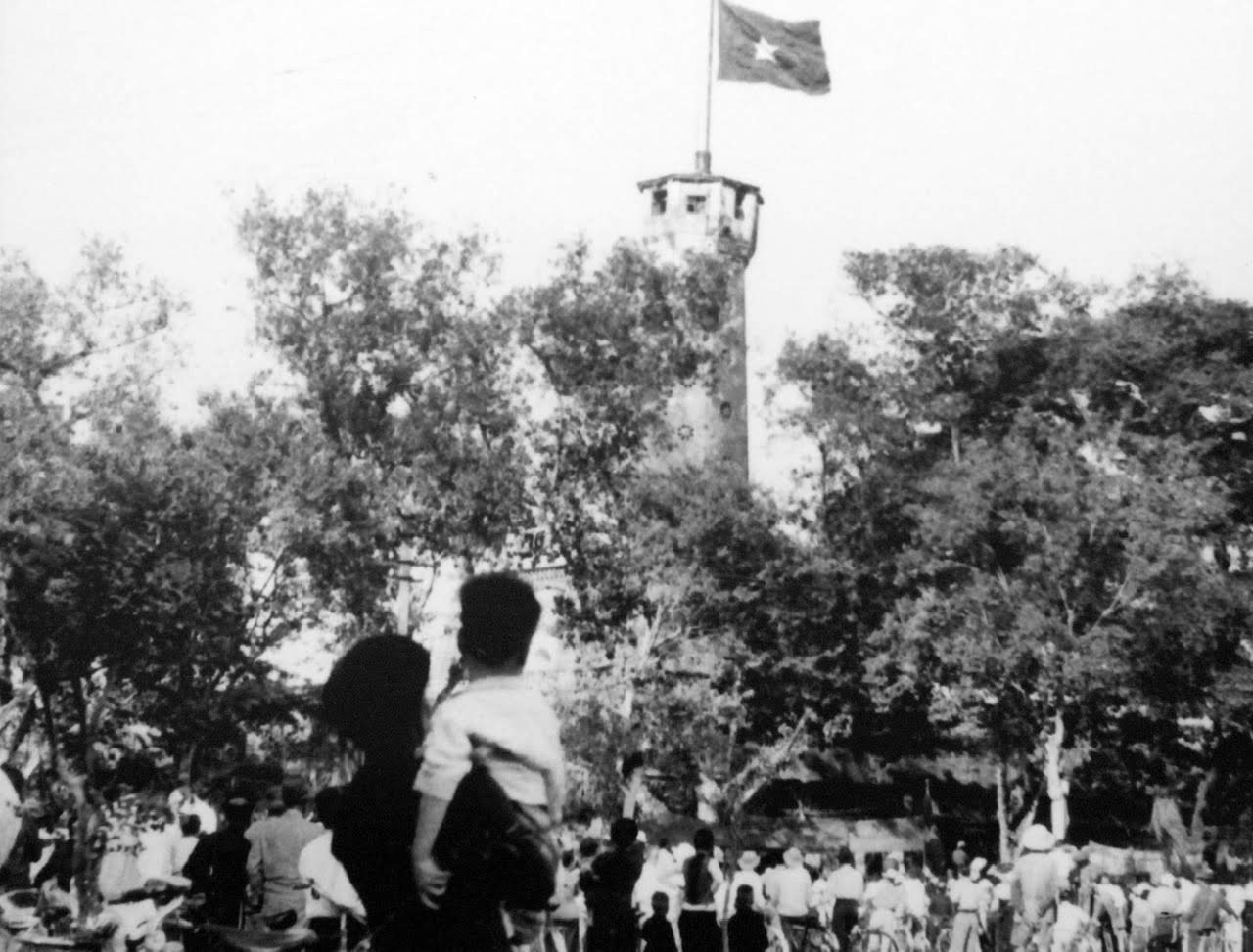 Người dân hân hoan hướng về lá Quốc kỳ tung bay trên Cột Cờ Hà Nội, ngày 10/10/1954. Người dân hân hoan hướng về lá Quốc kỳ tung bay trên Cột Cờ Hà Nội, ngày 10/10/1954.
