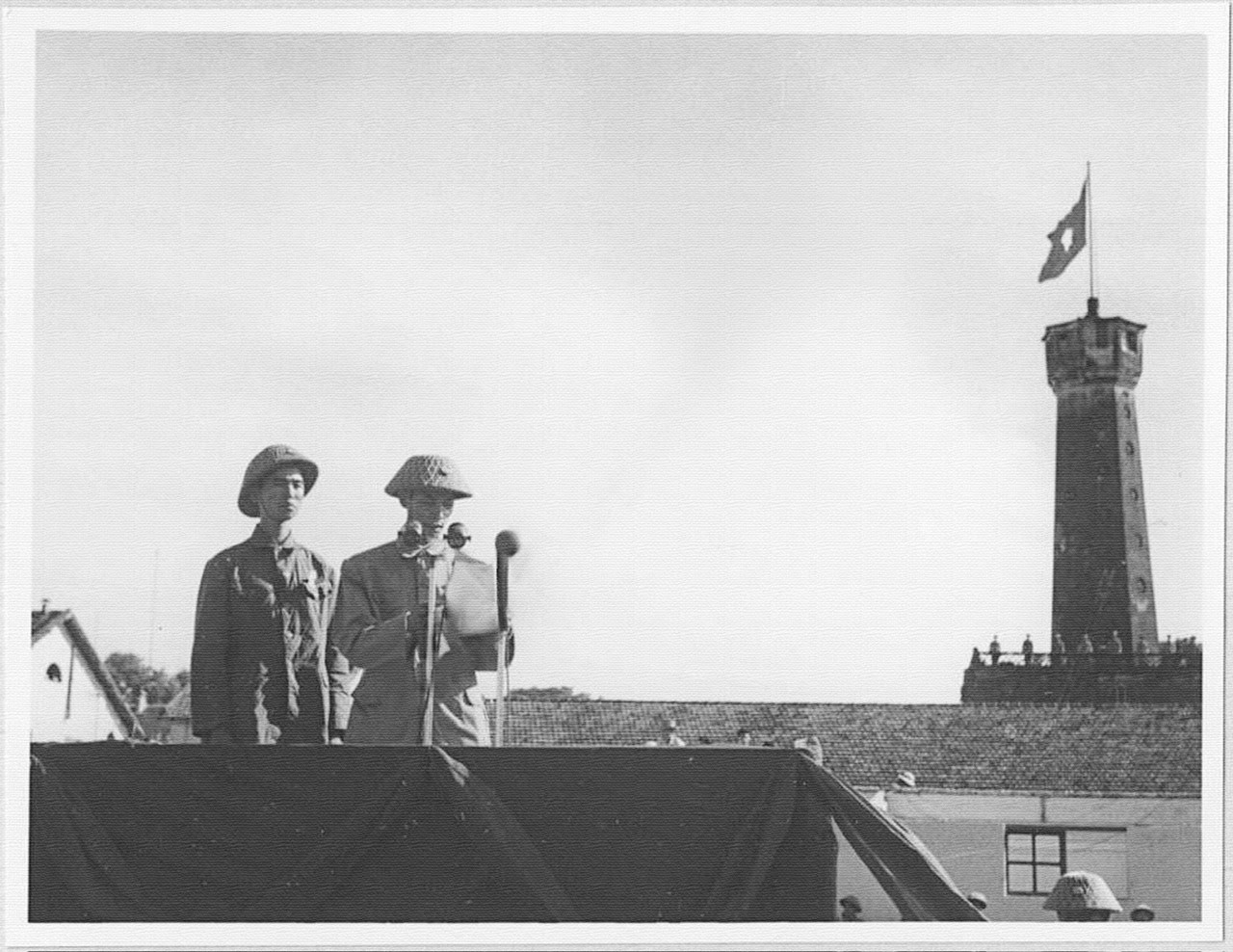 Thiếu tướng Vương Thừa Vũ, Chủ tịch Ủy ban Quân chính đọc Lời kêu gọi của Chủ tịch Hồ Chí Minh gửi đồng bào Thủ đô, ngày 10/10/1954. Thiếu tướng Vương Thừa Vũ, Chủ tịch Ủy ban Quân chính đọc Lời kêu gọi của Chủ tịch Hồ Chí Minh gửi đồng bào Thủ đô, ngày 10/10/1954.