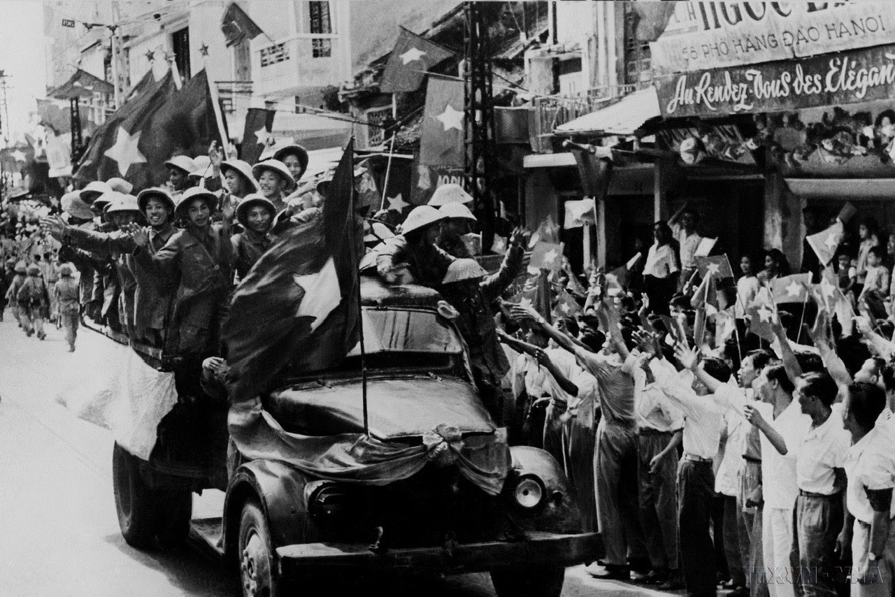 Nhân dân thủ đô Hà Nội chào đón các đơn vị quân đội về tiếp quản Thủ đô, ngày 10/10/1954. Nhân dân thủ đô Hà Nội chào đón các đơn vị quân đội về tiếp quản Thủ đô, ngày 10/10/1954.