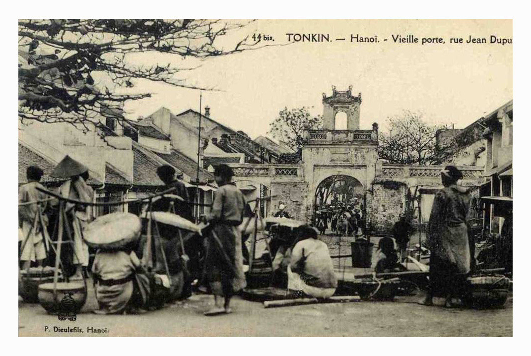 Một buổi họp chợ năm xưa tại cửa Ô Quan Chưởng. Một buổi họp chợ năm xưa tại cửa Ô Quan Chưởng.