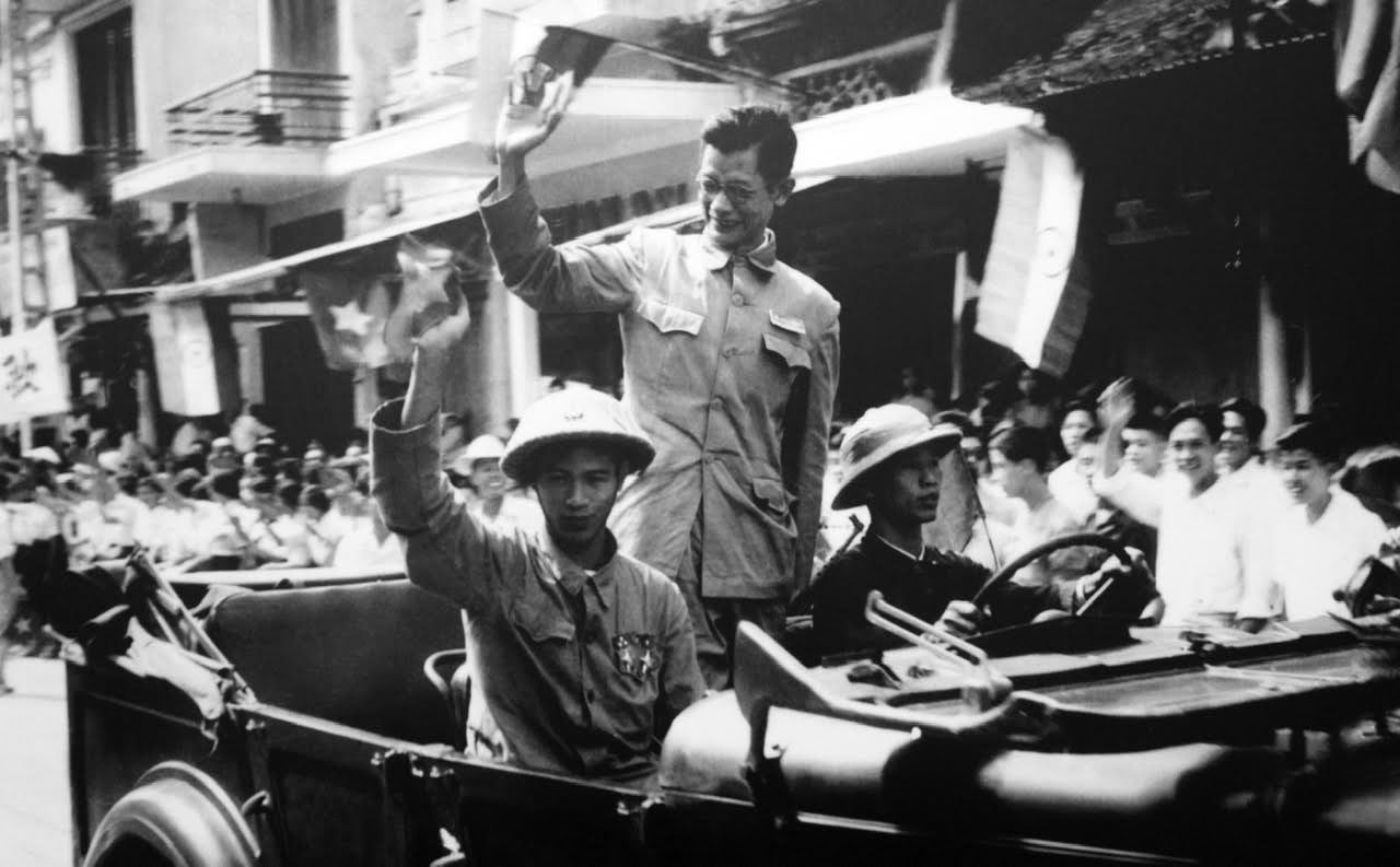 Bác sĩ Trần Duy Hưng, Phó Chủ tịch Ủy ban Quân chính vẫy chào nhân dân trong ngày giải phóng Thủ đô, ngày 10/10/1954. Bác sĩ Trần Duy Hưng, Phó Chủ tịch Ủy ban Quân chính vẫy chào nhân dân trong ngày giải phóng Thủ đô, ngày 10/10/1954.