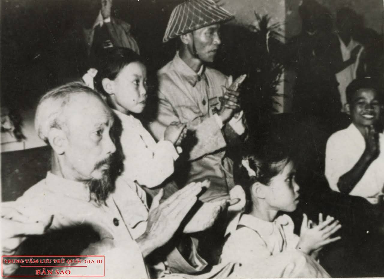 Bác Hồ gặp các đại biểu nhân dân khi về tiếp quản Thủ đô, tháng 10/1954. Bác Hồ gặp các đại biểu nhân dân khi về tiếp quản Thủ đô, tháng 10/1954.