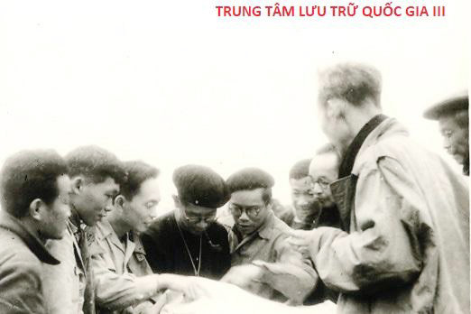 Đại tướng Võ Nguyên Giáp (thứ 3 từ trái sang, người đang chỉ tay vào bản đồ) báo cáo với Chủ tịch Hồ Chí Minh (người đứng đầu, quay lưng từ phải sang) kế hoạch phá tan âm mưu của Pháp tấn công Việt Bắc, Thu - Đông năm 1947. Đại tướng Võ Nguyên Giáp (thứ 3 từ trái sang, người đang chỉ tay vào bản đồ) báo cáo với Chủ tịch Hồ Chí Minh (người đứng đầu, quay lưng từ phải sang) kế hoạch phá tan âm mưu của Pháp tấn công Việt Bắc, Thu - Đông năm 1947.