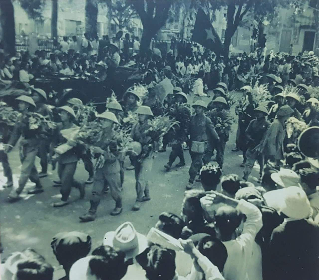 Các chiến sĩ Quân đội Nhân dân Việt Nam tiến qua các đường phố Thủ đô.