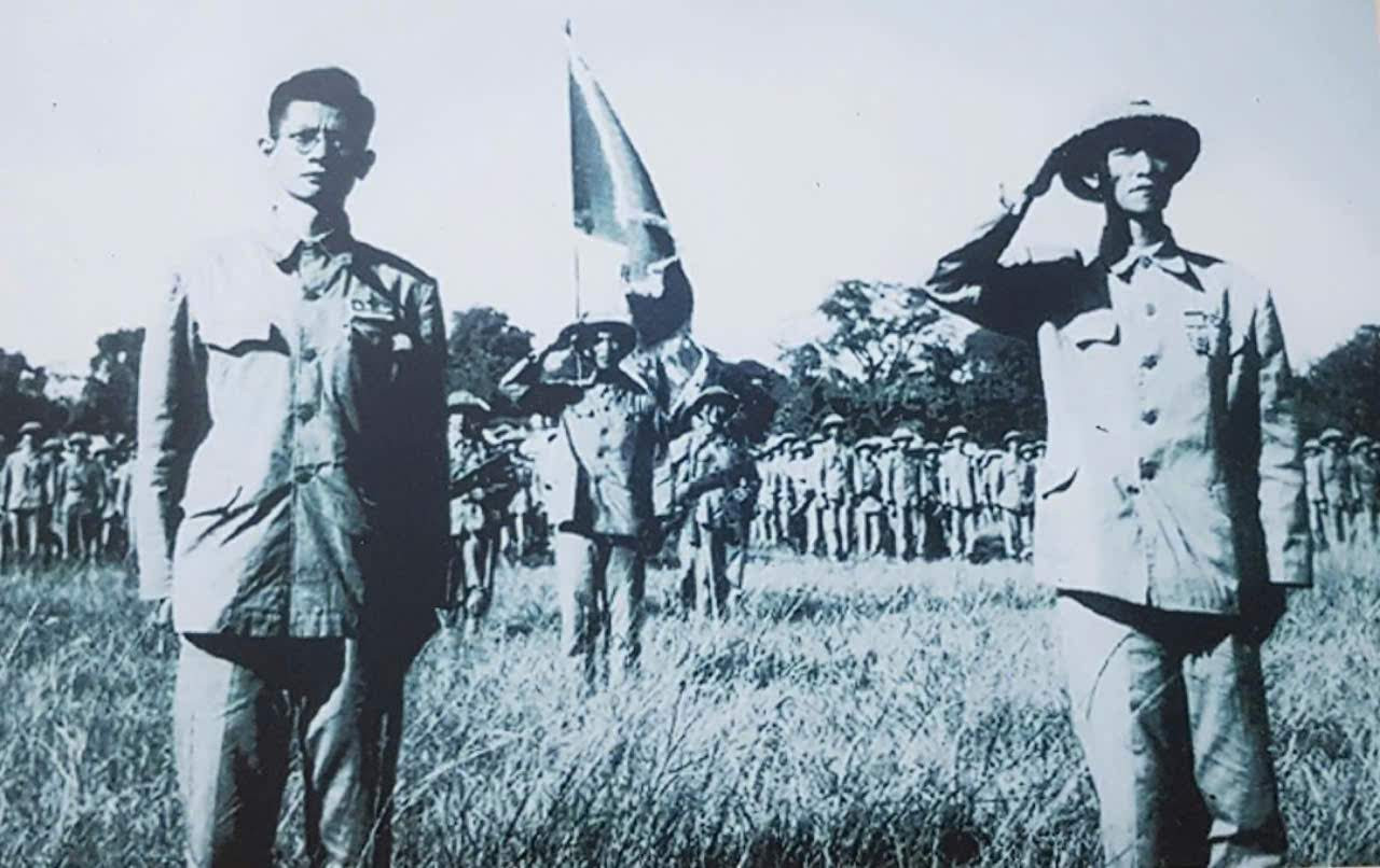 Thiếu tướng Vương Thừa Vũ (phải), Tư lệnh Đại đoàn 308, Chủ tịch Ủy ban Quân chính và đồng chí Trần Duy Hưng, Chủ tịch Ủy ban Hành chính thành phố Hà Nội cùng toàn quân làm lễ thượng cờ tại sân vận động Cột Cờ Hà Nội, ngày 10/10/1954.