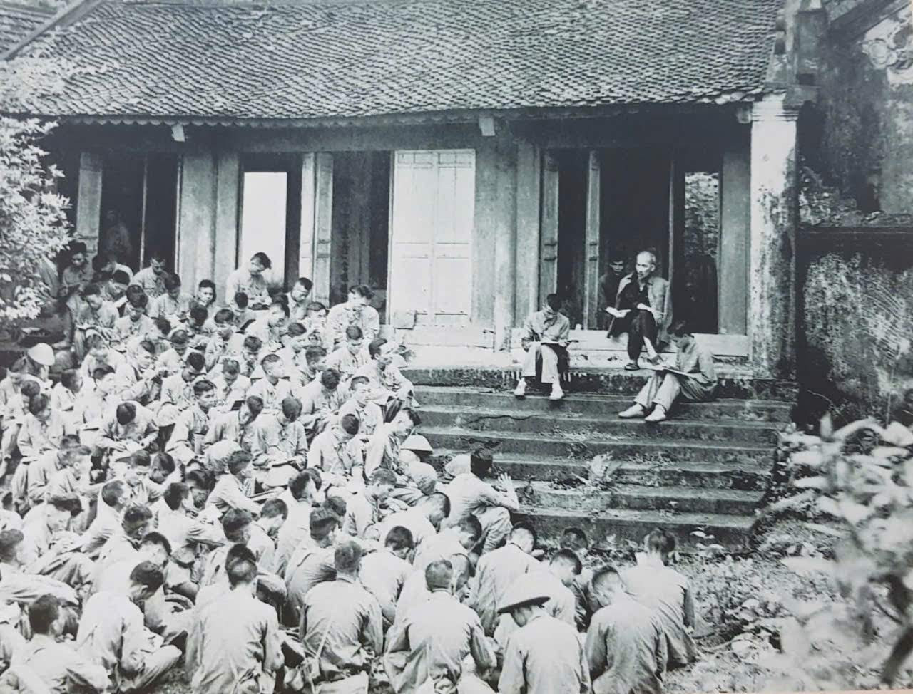 Chủ tịch Hồ Chí Minh nói chuyện với các chiến sĩ Đại đoàn Quân tiên phong trước khi về tiếp quản Thủ đô tại Đền Hùng (Phú Thọ), ngày 19/9/1954.