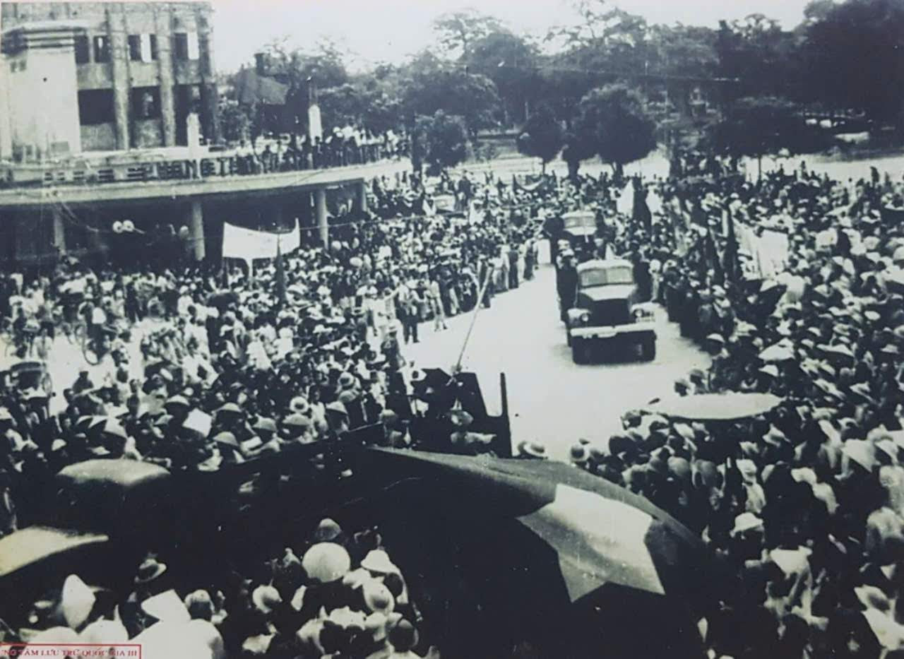 Đoàn xe của các chiến sĩ Quân đội Nhân dân Việt Nam tiến về Hà Nội trước sự chào đón của nhân dân Thủ đô.