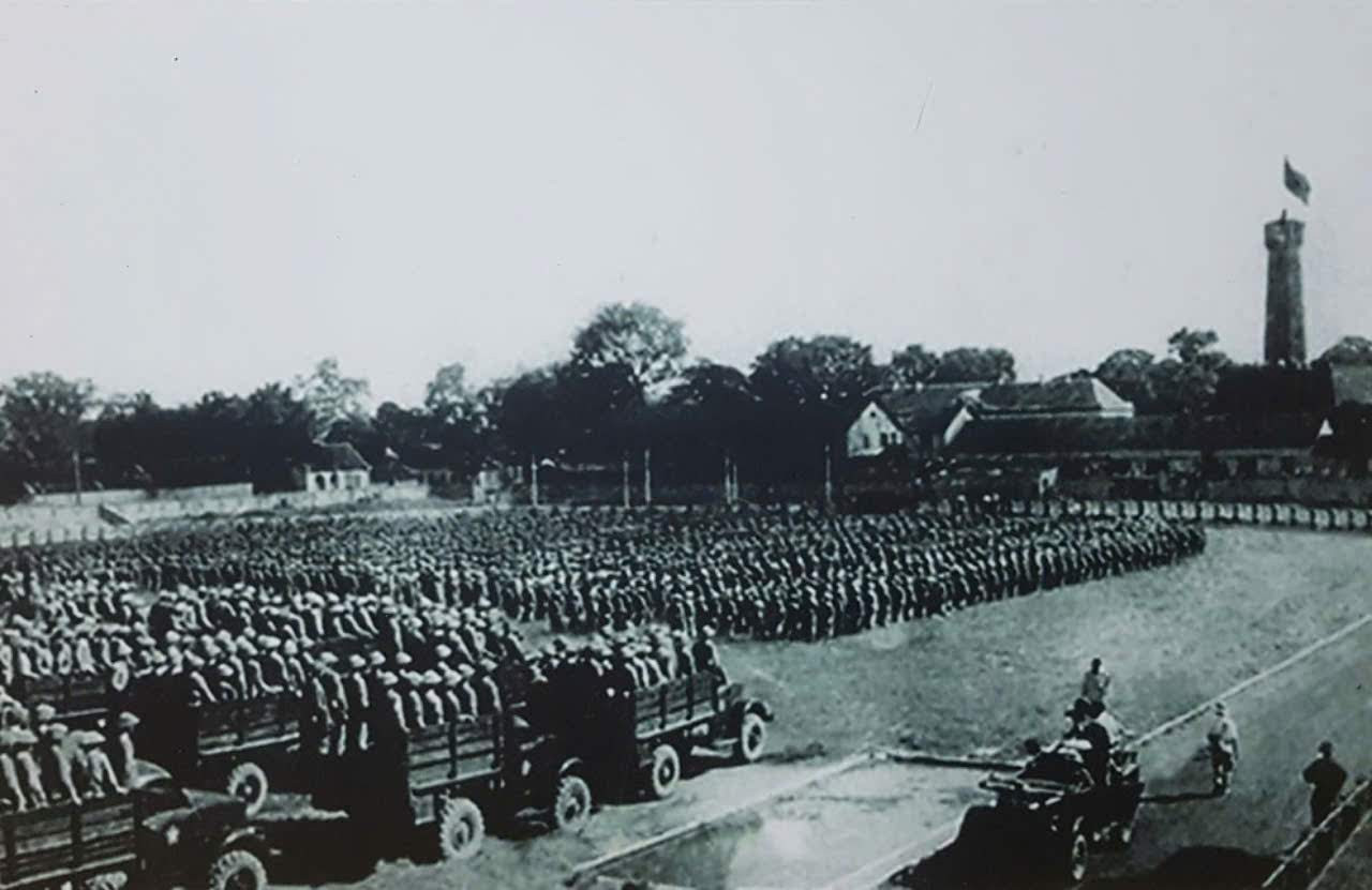 Lễ chào cờ tại sân vận động Cột Cờ Hà Nội, chiều 10/10/1954.