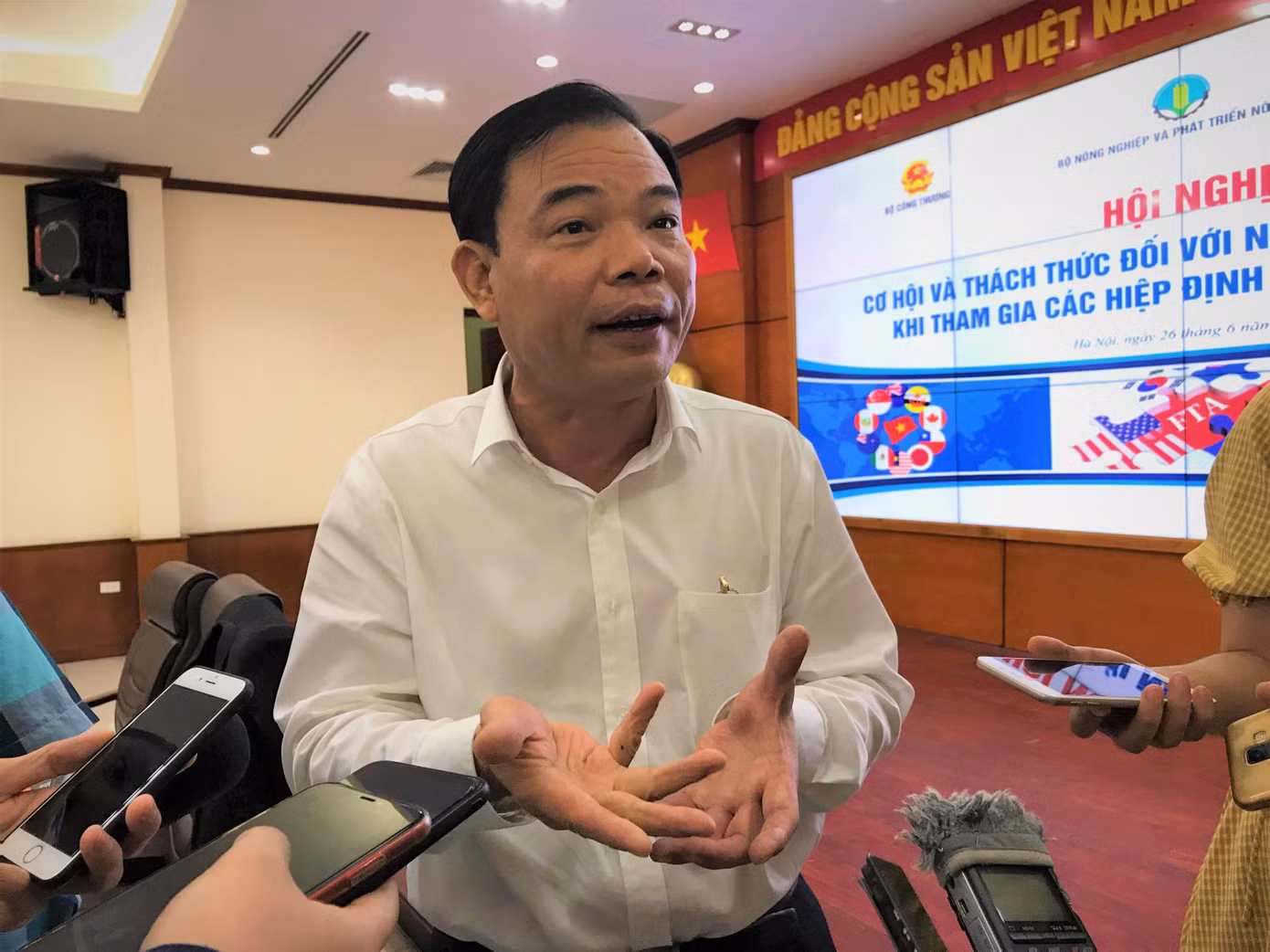 'Đường ra biển' sao lại hỏi Bộ trưởng Nông nghiệp? ảnh 6