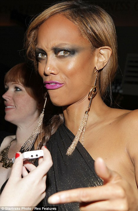 Tyra Banks làm điệu bộ hài hước khi trả lời phỏng vấn