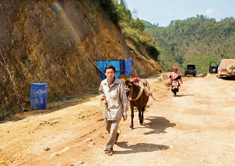 Một gia đình người Mông lên nương trên Đường tuần tra biên giới khu vực huyện Mường Nhé, tỉnh Điện Biên. Rất nhiều người Mông nói rằng, chỉ có trong mơ họ mới dám nghĩ rằng Đảng, Nhà nước, Quân đội quan tâm đến đồng bào tận vùng biên ải xa xôi như thế. Khu vực này trước kia người ngựa chỉ dám đi một hàng vì đường mòn dân sinh nhỏ lại bám theo triền núi đá cheo leo, vực sâu hun hút. Khi bộ đội về lập lán làm trại, đưa máy móc mở đường, người Mông và các đồng bào dân tộc nơi đây mừng lắm. Sau khi có Đường tuần tra biên giới, người dân có thể đi lại dễ dàng, không còn cách trở bởi đường xá nữa. Bây giờ, đồng bào các dân tộc nơi đây có điều kiện phát triển kinh tế, nâng cao đời sống văn hoá tinh thần