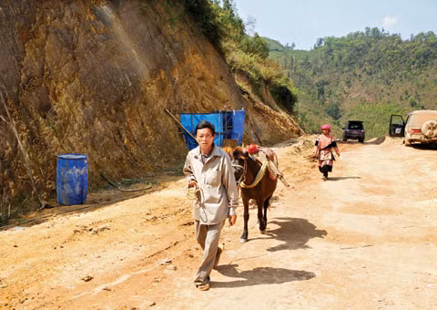 Một gia đình người Mông lên nương trên Đường tuần tra biên giới khu vực huyện Mường Nhé, tỉnh Điện Biên. Rất nhiều người Mông nói rằng, chỉ có trong mơ họ mới dám nghĩ rằng Đảng, Nhà nước, Quân đội quan tâm đến đồng bào tận vùng biên ải xa xôi như thế. Khu vực này trước kia người ngựa chỉ dám đi một hàng vì đường mòn dân sinh nhỏ lại bám theo triền núi đá cheo leo, vực sâu hun hút. Khi bộ đội về lập lán làm trại, đưa máy móc mở đường, người Mông và các đồng bào dân tộc nơi đây mừng lắm. Sau khi có Đường tuần tra biên giới, người dân có thể đi lại dễ dàng, không còn cách trở bởi đường xá nữa. Bây giờ, đồng bào các dân tộc nơi đây có điều kiện phát triển kinh tế, nâng cao đời sống văn hoá tinh thần
